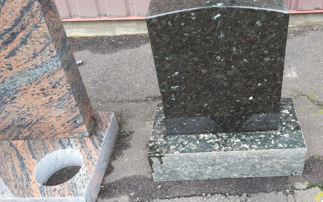 Hellävarainen hautakiven puhdistus kirkastaa muistomerkin ilmeen vahingoittamatta pintaa.